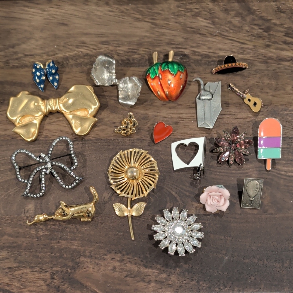 Lot of 18 Pins / Brooches Various